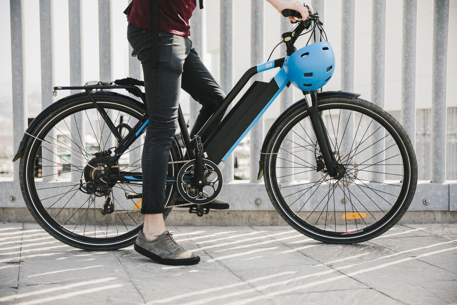 Un casque bleu sur un vélo
