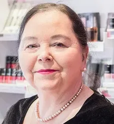 Kosmetikerin für Stilberatung und Farbberatung in München