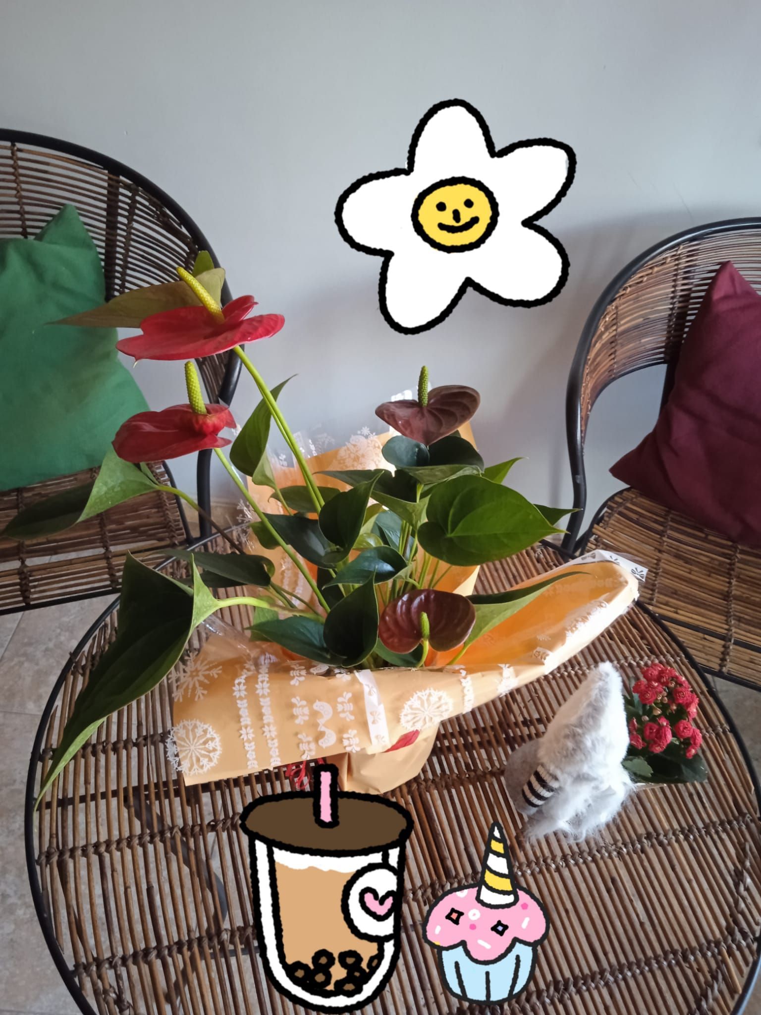Un dibujo de una flor y una taza de té sobre una mesa.