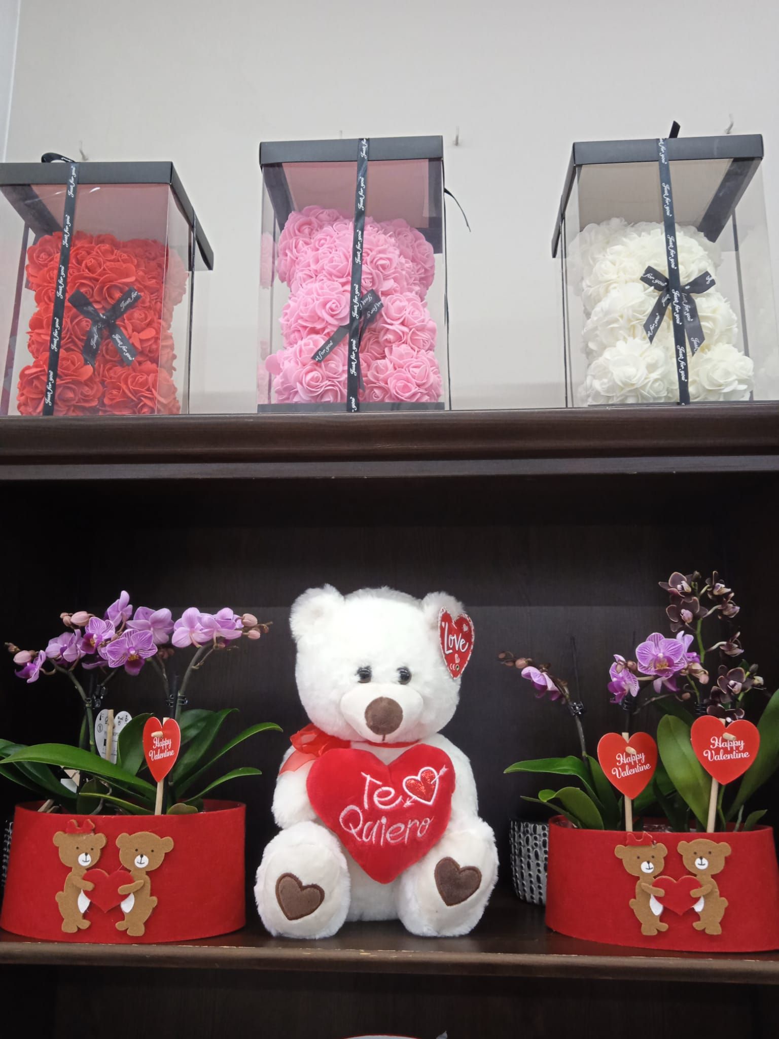 Un osito de peluche con un corazón que dice te amo