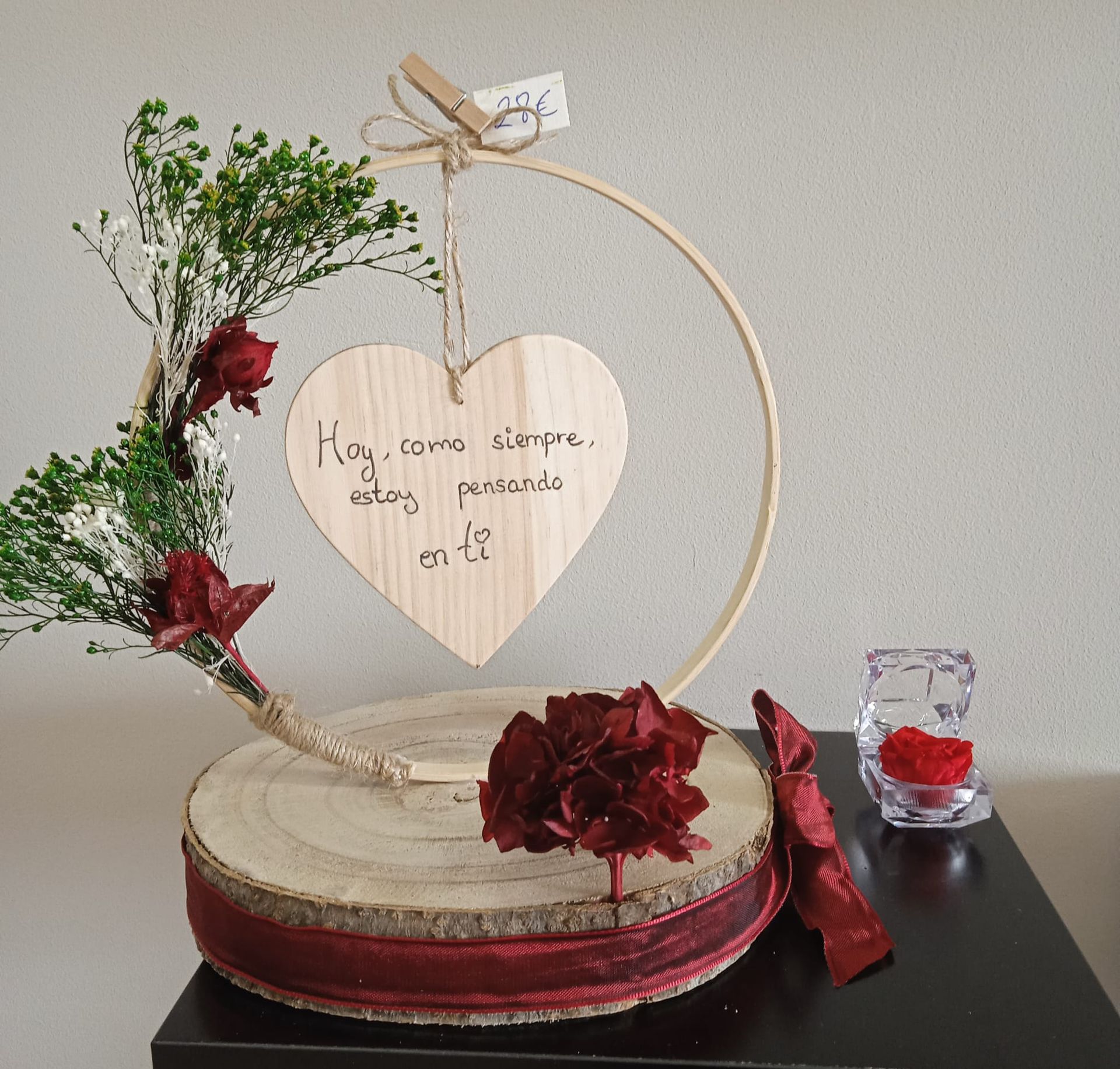Un corazón de madera con las palabras hay como siempre escritas en él.