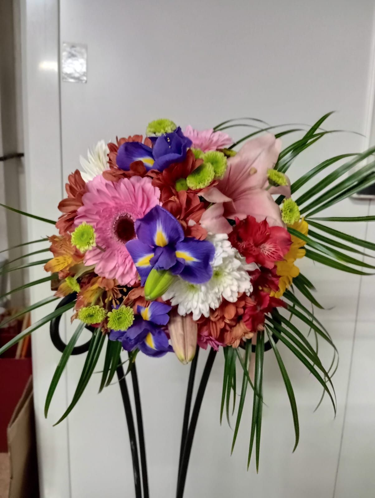 Un ramo de flores está sobre un soporte.