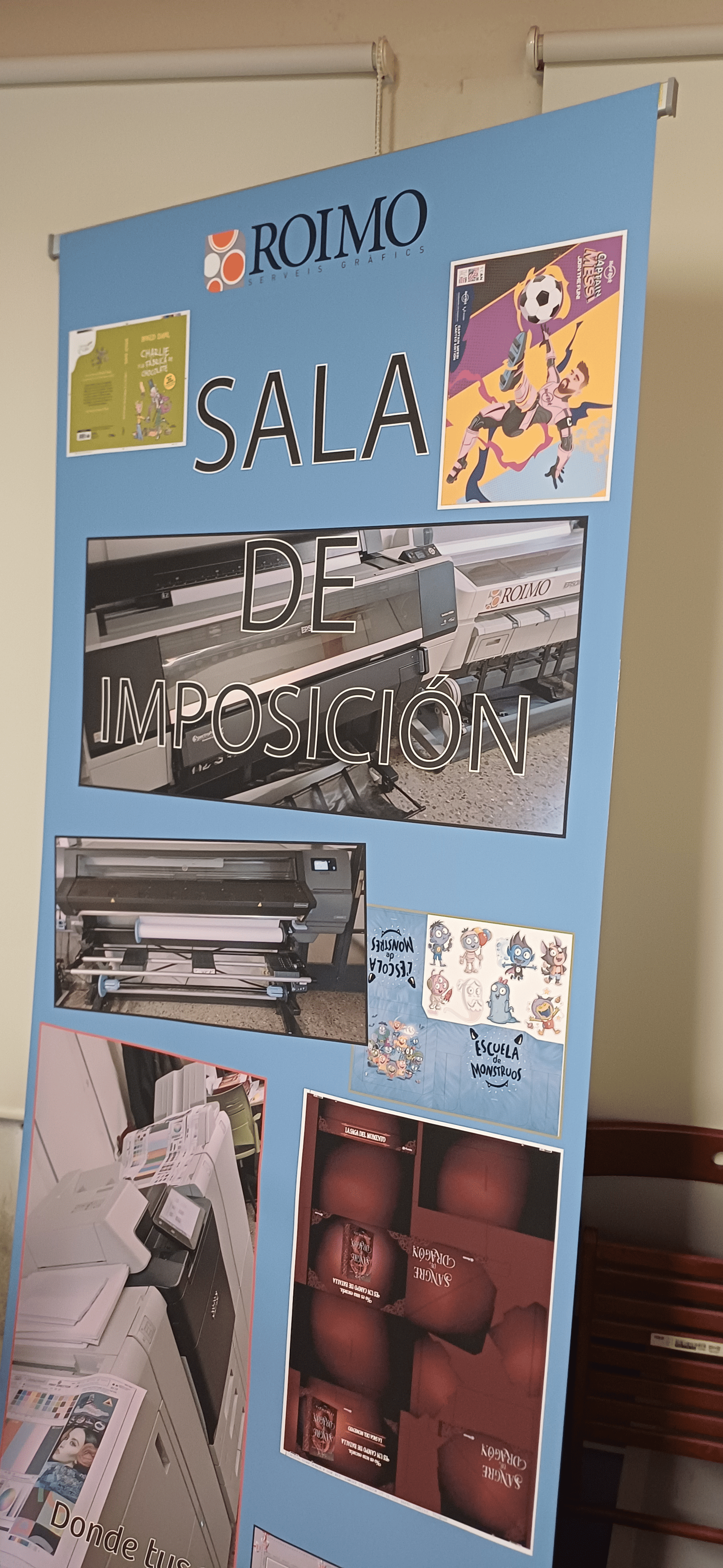Un cartel azul con la palabra “SALA” e imágenes de productos, posiblemente para una sala o exposición.