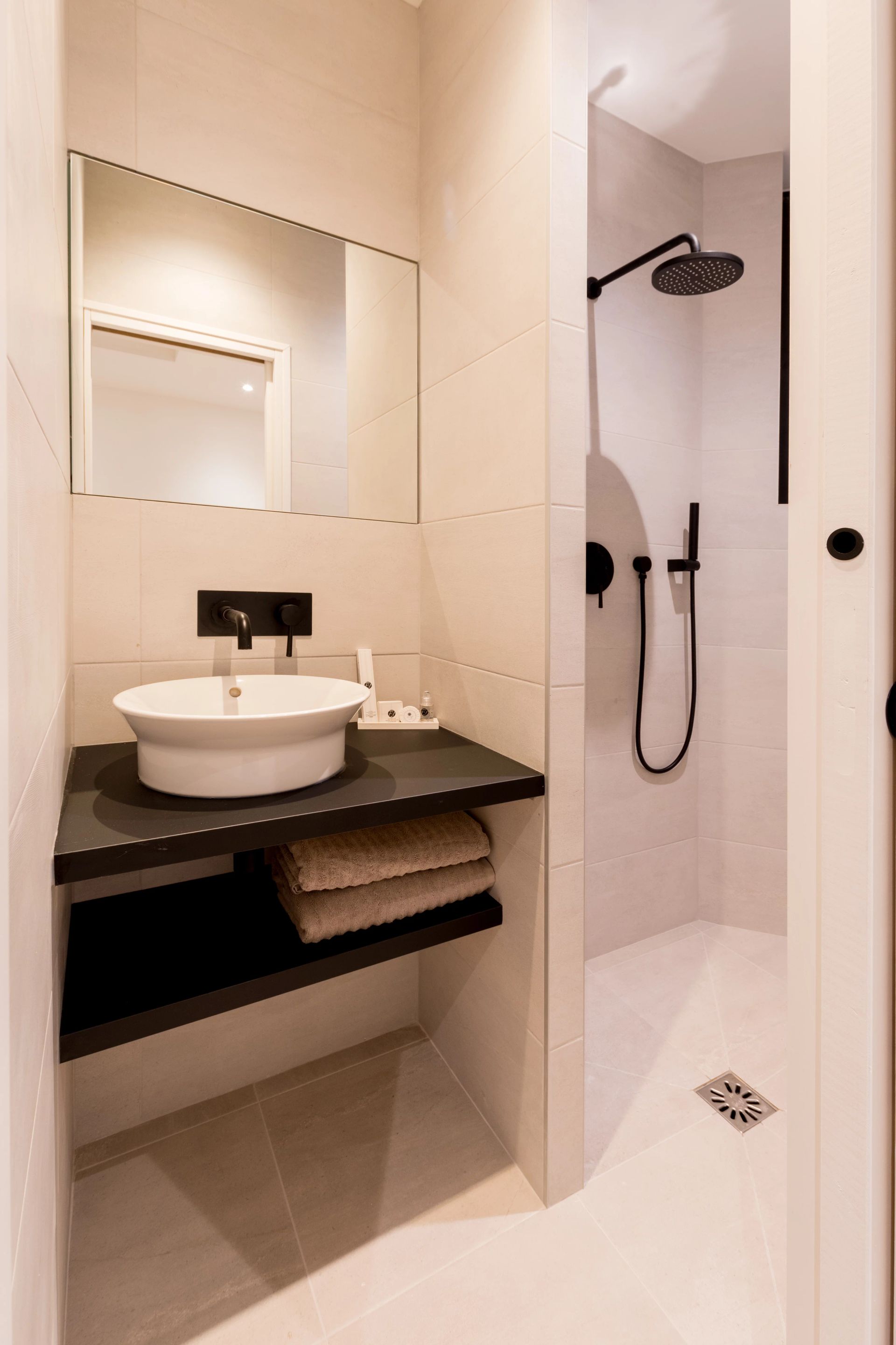 Salle de bains moderne et douche à l'italienne.