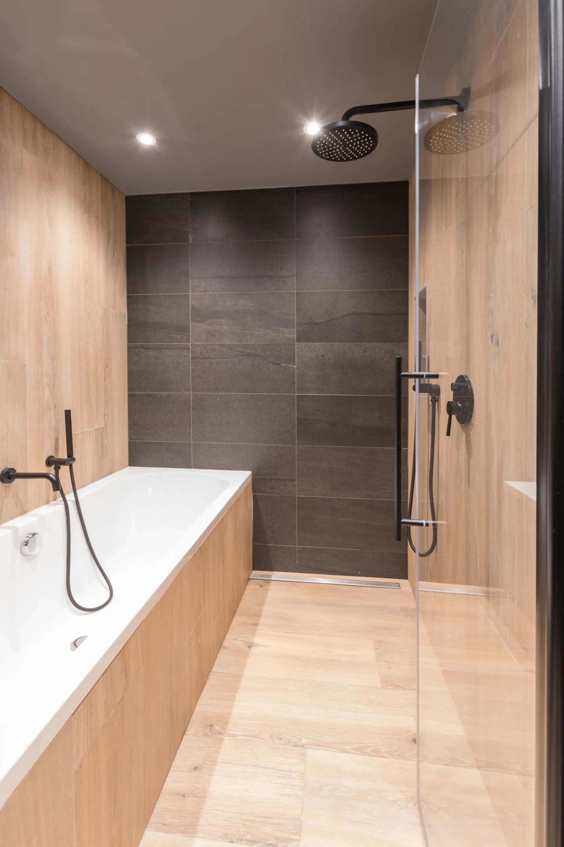 Baignoire et douche à l'italienne.