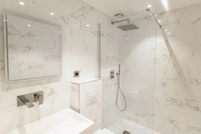 Salle de bains avec carrelage aspect marbre.