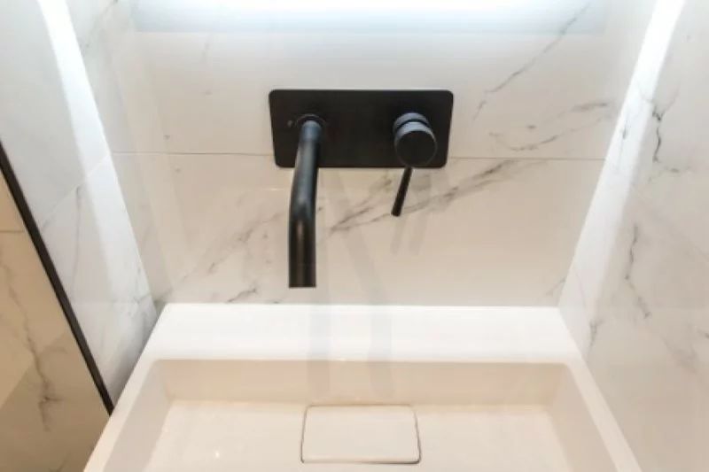 Focus sur une robinetterie moderne noire.