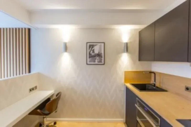 Focus sur des luminaires dans un petit appartement.
