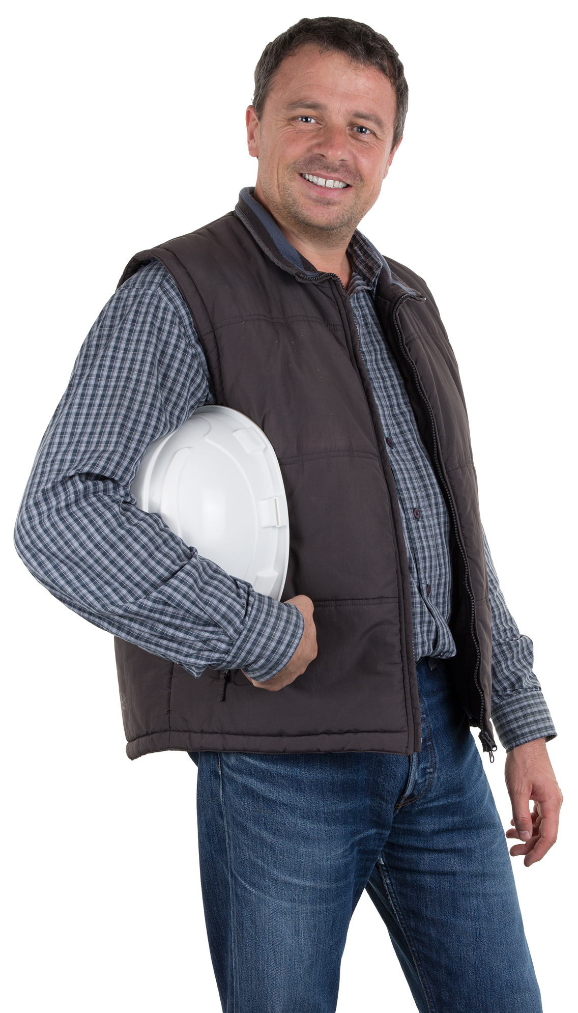 Un homme portant un casque de chantier blanc sous le bras.