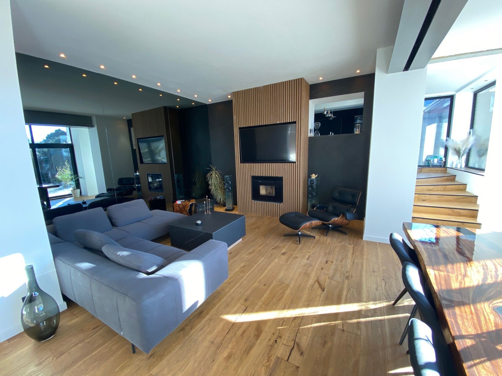 Plancher en bois brillant d'une pièce de séjour.