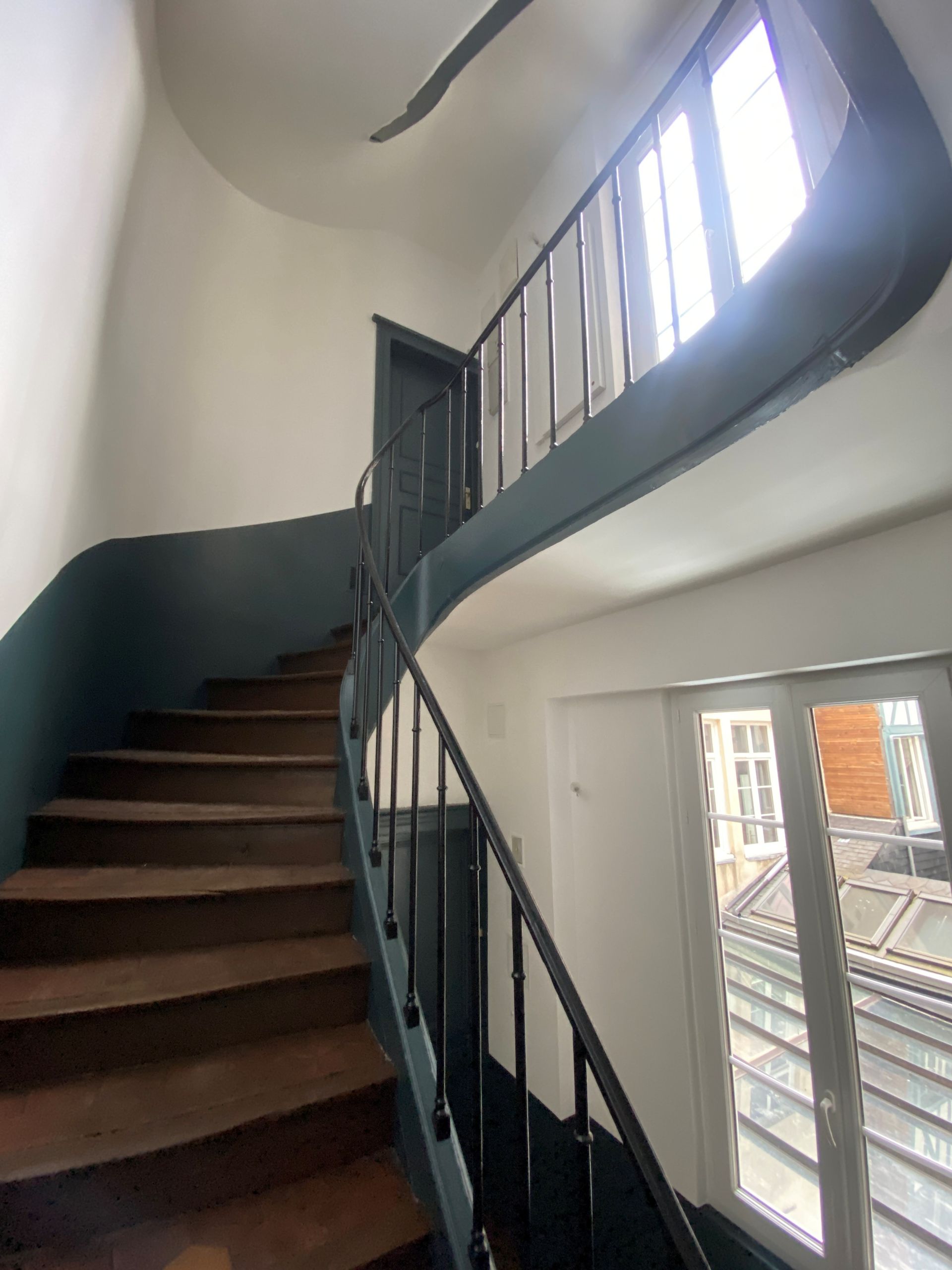 Cage d'escalier en colimaçon d'un immeuble.