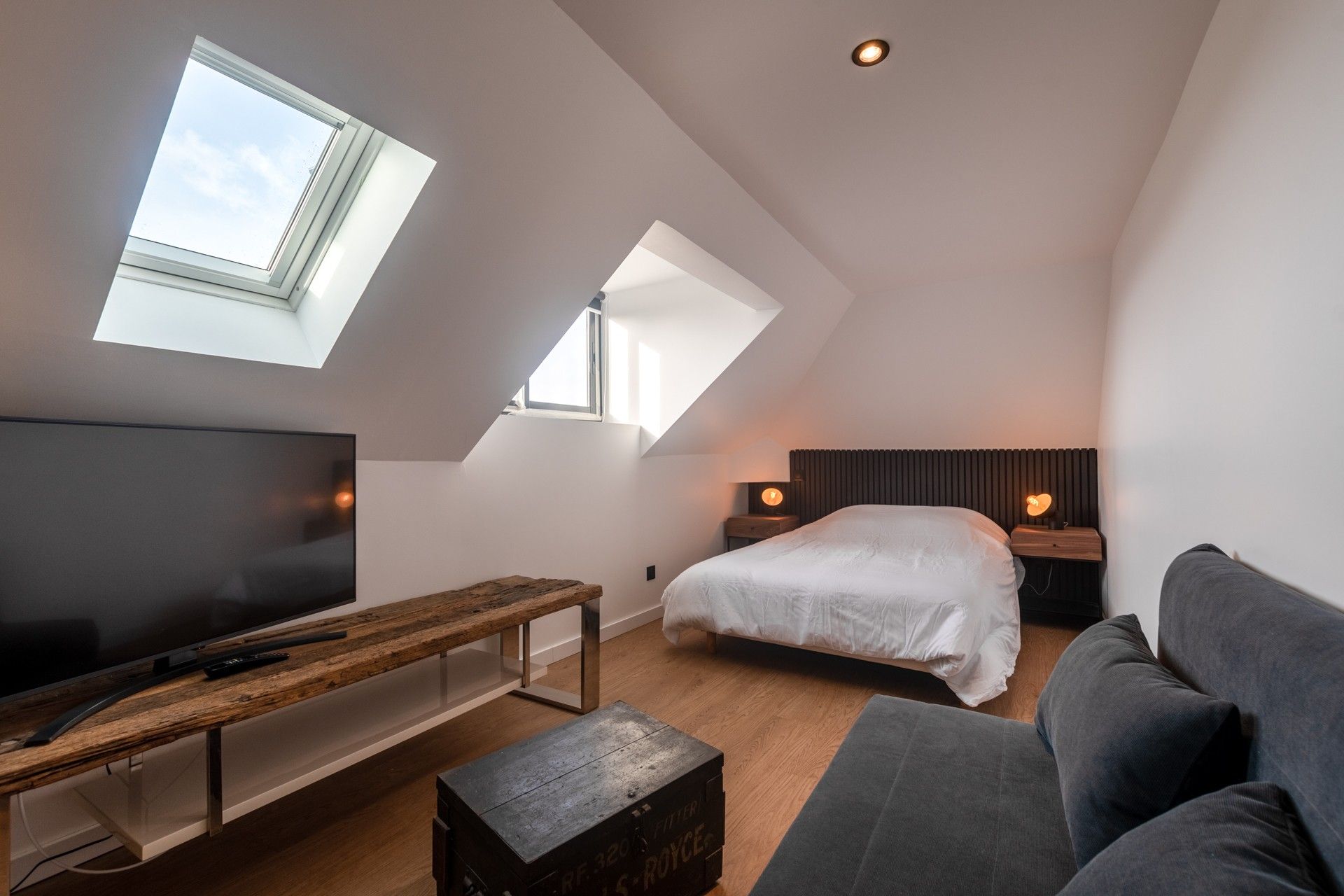 Studio aménagé sous les combles avec lit canapé et cuisine équipée 02