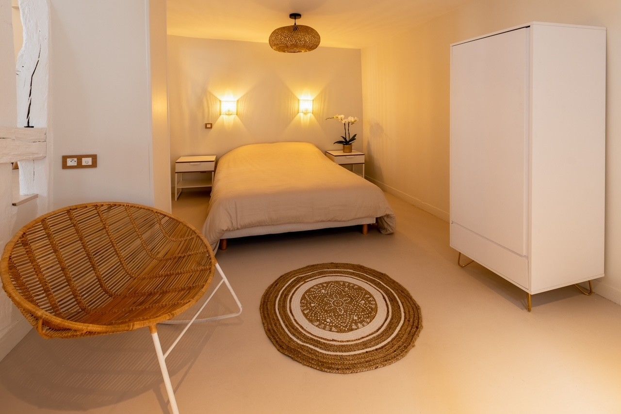 Deux lumières en fonctionnement au dessus d'un lit.