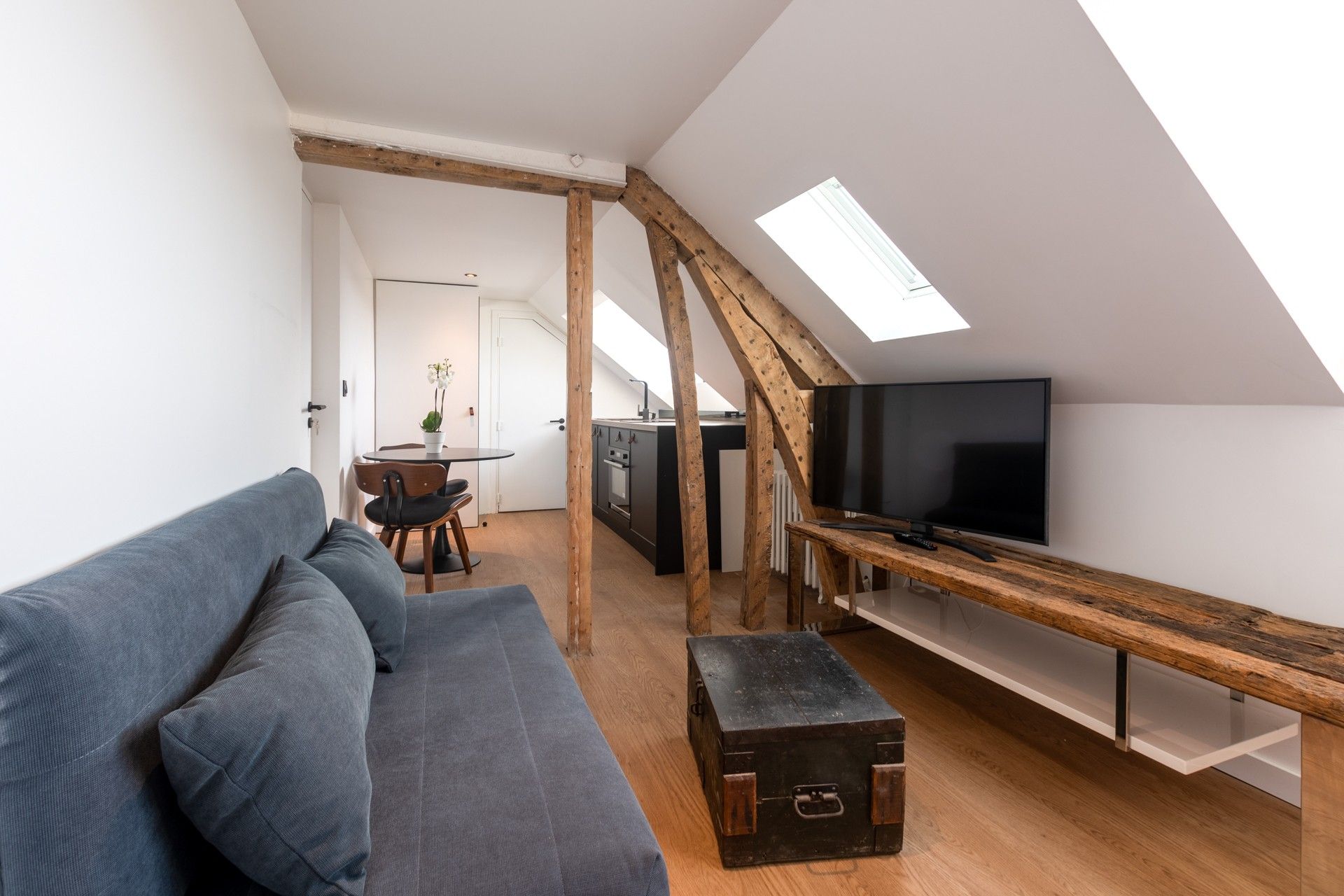 Studio aménagé sous les combles avec lit canapé et cuisine équipée 01