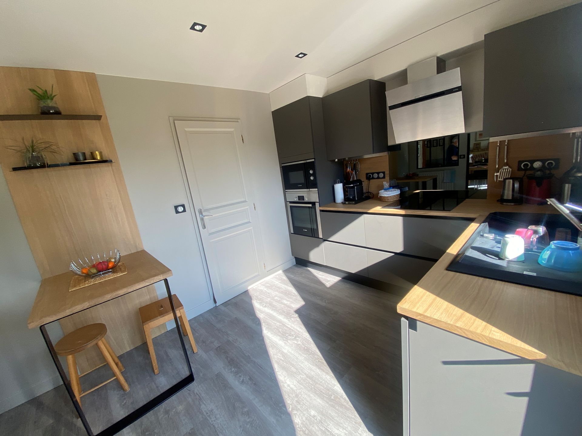 Cuisine équipée dans l'angle de la pièce.