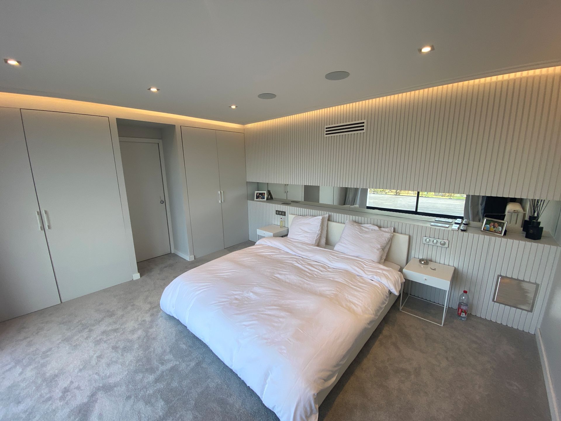 Un lit deux places au centre d'une chambre.