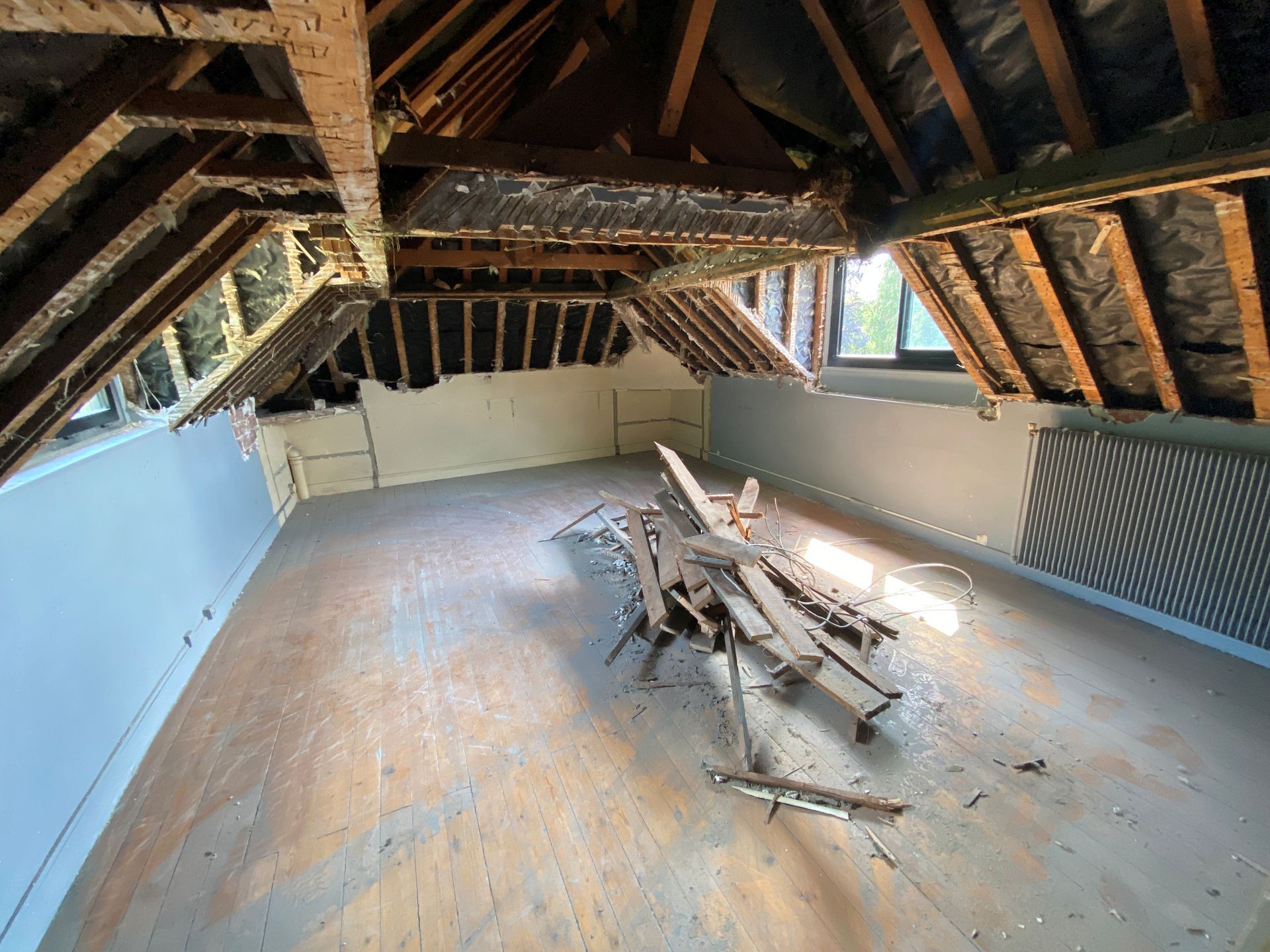 Aménagement en cours sous des combles d'une habitation.