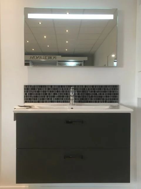 Présentation d'un évier design au showroom.