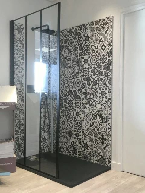 Douche à l'italienne moderne.