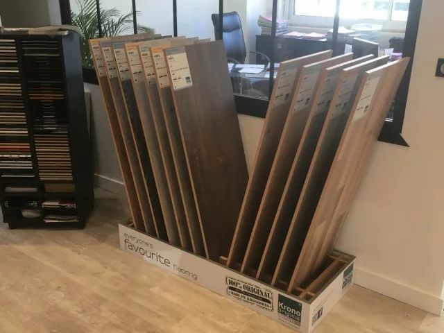 Différents choix de couleurs au showroom.