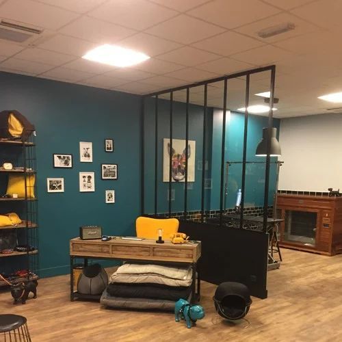 Murs bleus et blancs dans un salon de coiffure.