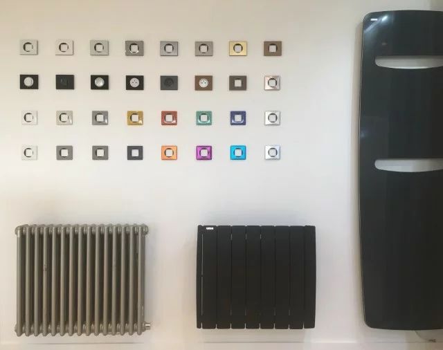 Différents coloris pour contour de prises et boutons.