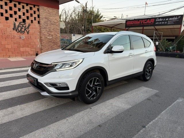 Furgoneta Nissan de color marrón estacionada en un paso de peatones frente a un negocio de alquiler de coches.