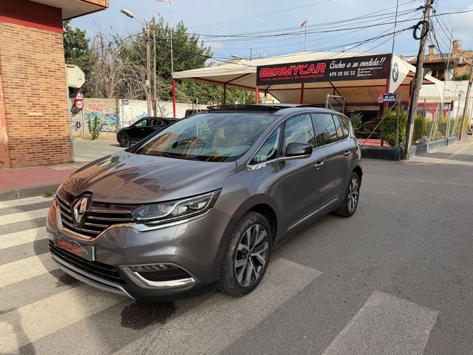 SUV Volkswagen Tiguan negro estacionado en un cruce peatonal frente a un concesionario de automóviles.
