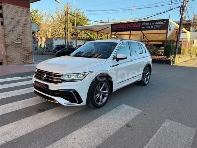 SUV Volkswagen Tiguan de color blanco estacionado en un cruce de peatones frente a un lavadero de autos.