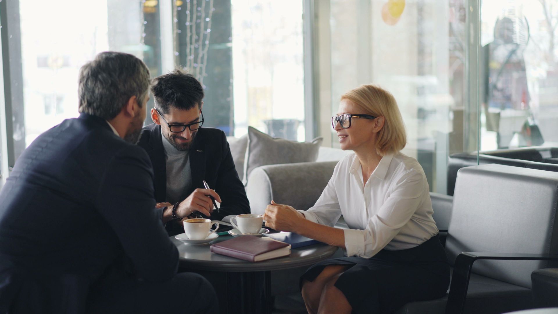 Team von Steuerfachkräften berät gemeinsam Mandanten im Büro