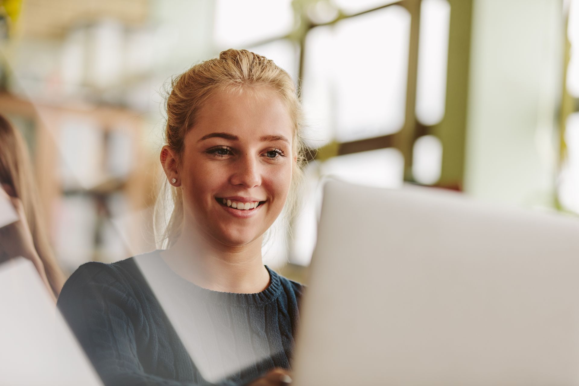 Junge Frau lernt am Laptop – Motivation und digitales Lernen in moderner Umgebung für Ausbildung, Studium oder Weiterbildung.