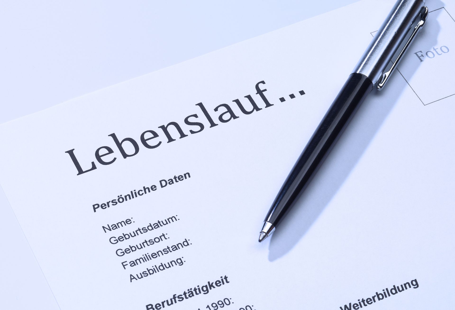 Lebenslauf schreiben – Professionelle Bewerbungsunterlagen mit persönlicher Datenübersicht für eine erfolgreiche Jobsuche.