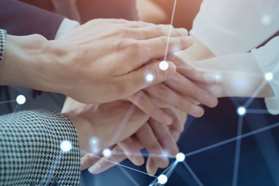 Teamwork und Zusammenhalt – Hände vereint für gemeinsame Ziele. Netzwerk, Kooperation und Vertrauen für nachhaltigen Erfolg.