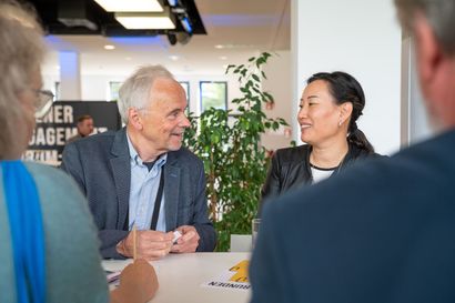Engagierte Teilnehmer im Gespräch bei einer Veranstaltung zu Bildung, Ausbildung und beruflicher Förderung.