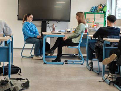 Beratungsgespräch im Klassenzimmer – Schülerin und Mentorin im Gespräch über Ausbildung und berufliche Perspektiven.