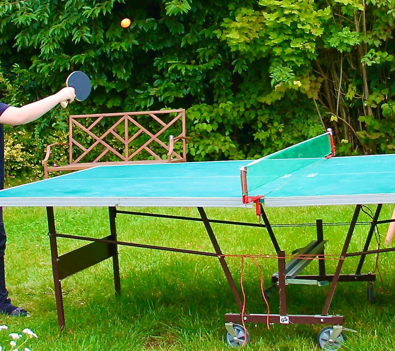Eine Tischtennisplatte an welcher zwei Personen spielen