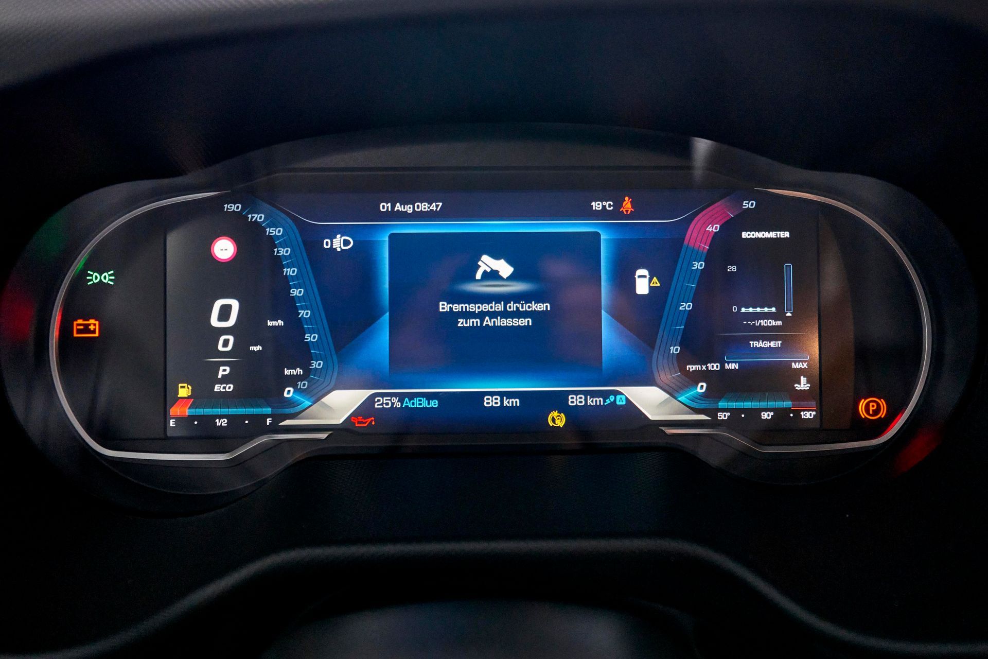 Armaturenbrett mit Anzeige von Warnungen, Geschwindigkeit, Kraftstoff und Motorstatus; blau-weiße Digitalanzeige.