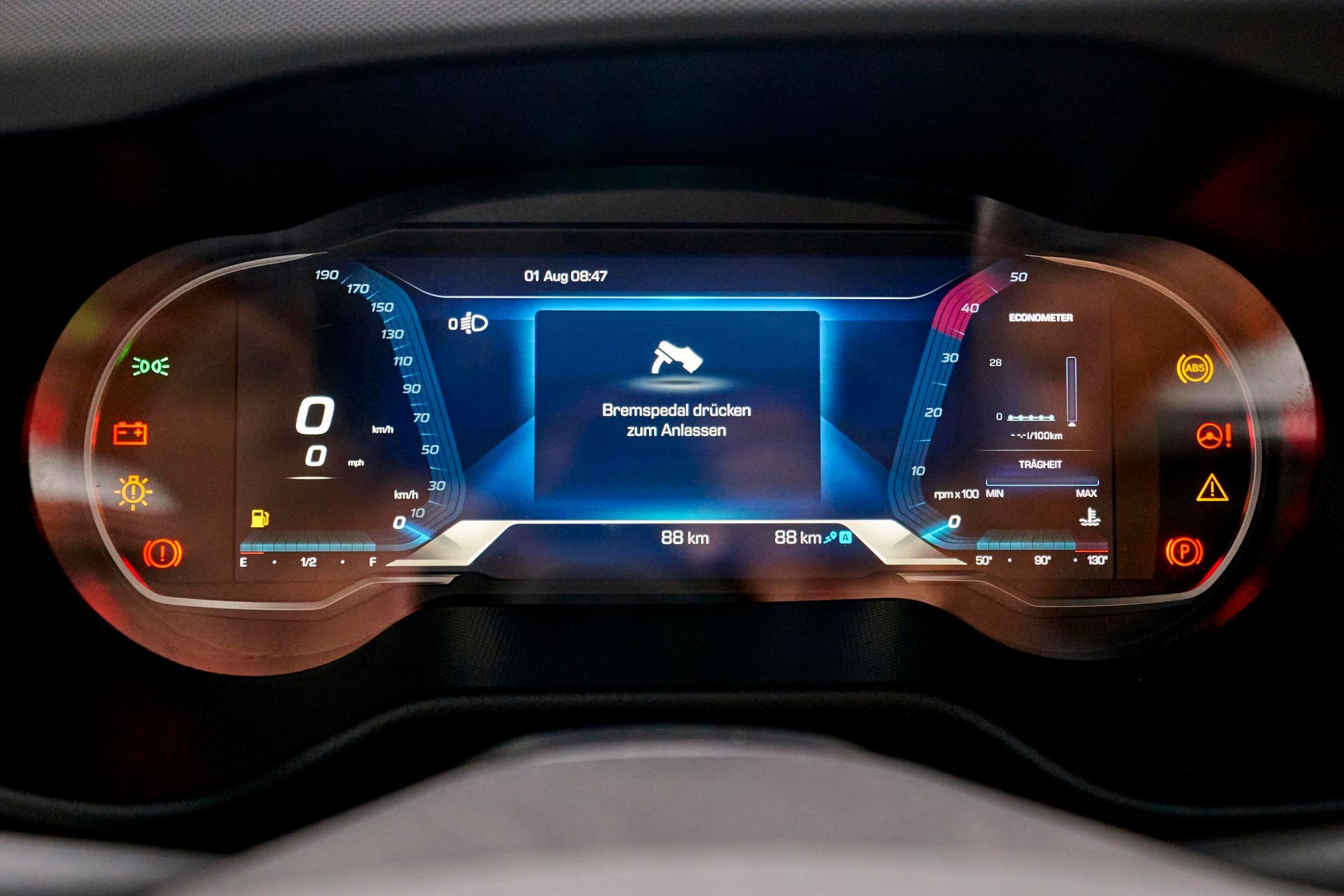 Armaturenbrett mit digitaler Anzeige für Geschwindigkeit, Warnungen und eine zentrale Meldung.