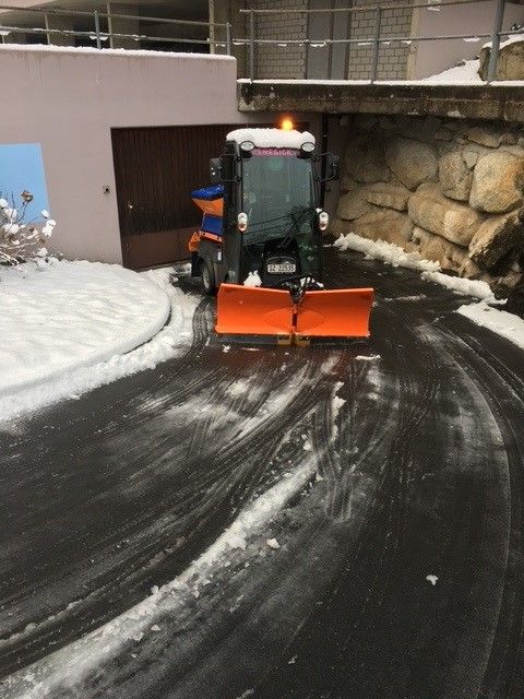 Ein Mann putzt ein Fenster mit einem Abzieher.