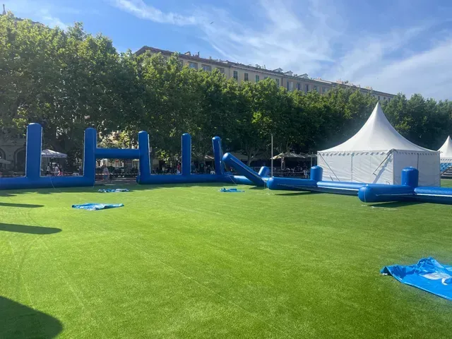 Terrain délimité par des éléments gonflables