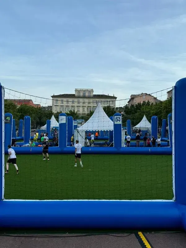 Chapiteaux et terrain de jeux