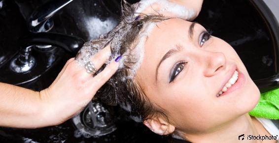 Shampooing au bac - coiffeur Soraya à Privas