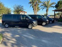 Tres furgonetas negras están estacionadas una al lado de la otra en un estacionamiento.
