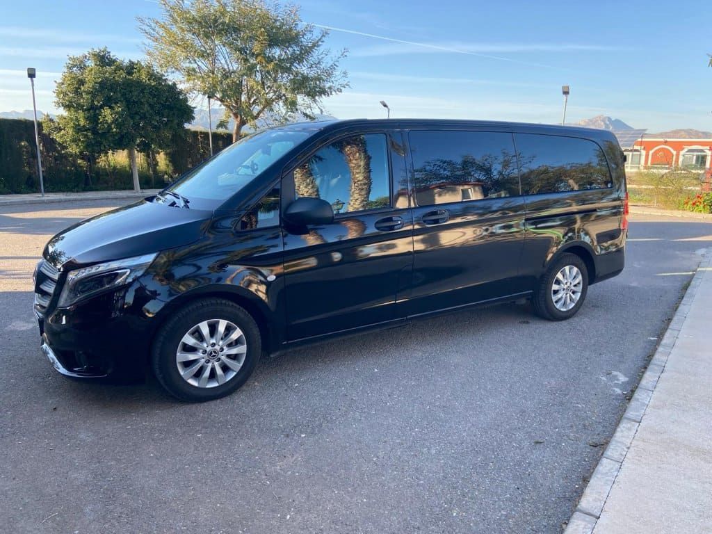 Una camioneta negra está estacionada al costado de la carretera