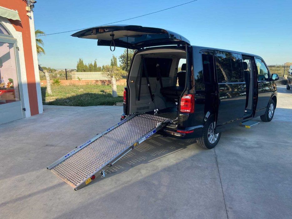 Una camioneta negra con una rampa en la parte trasera.