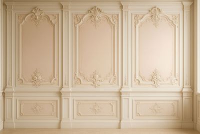 Eine reich verzierte, cremefarbene Wandvertäfelung mit dekorativen Stuckleisten und floralen Schnitzereien