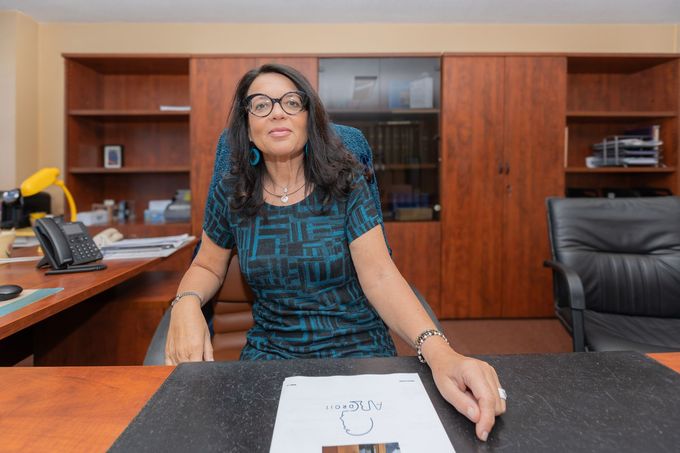 Maître Marie-Pascale CUCURNY assise à son bureau.