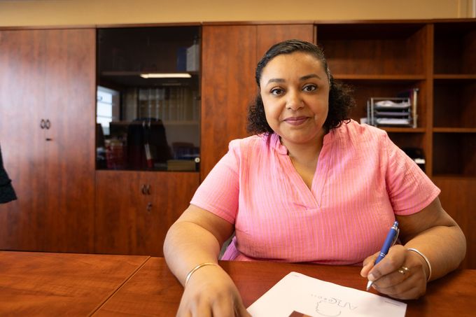 Portrait de Maître Allia ABBASSI derrière son bureau.