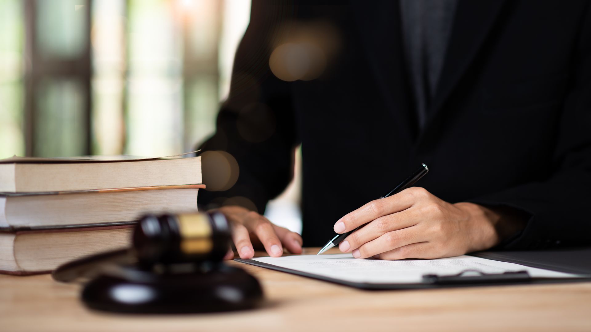 Signature d'acte par un commissaire à son bureau.