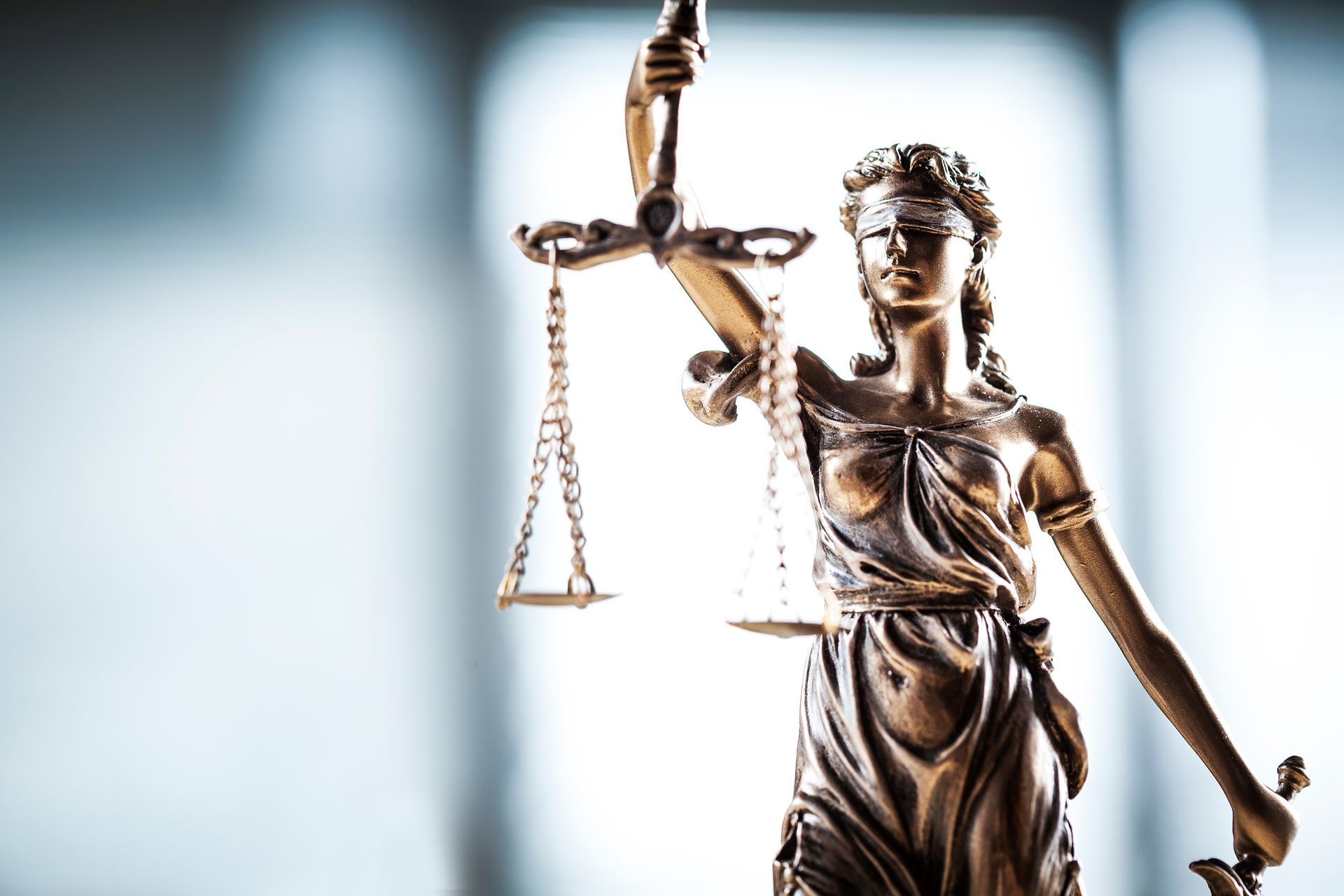 Une statuette de la balance de la Justice.